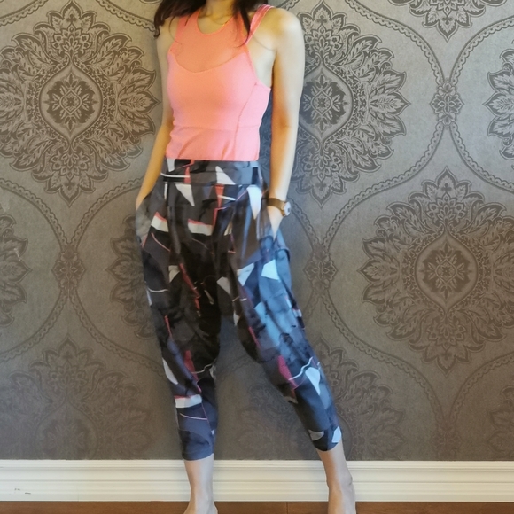 Lululemon tank top with built in bra - Picture 2 of 9